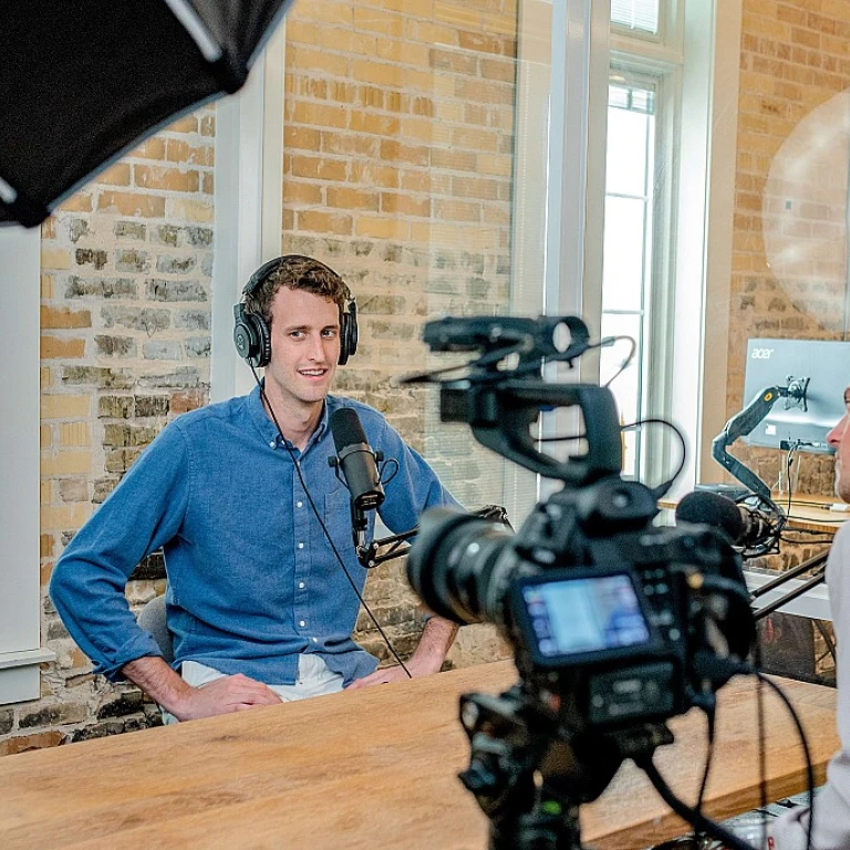 Amplifier la Visibilité de Votre Podcast sur les Plateformes : Guide pour les Responsables